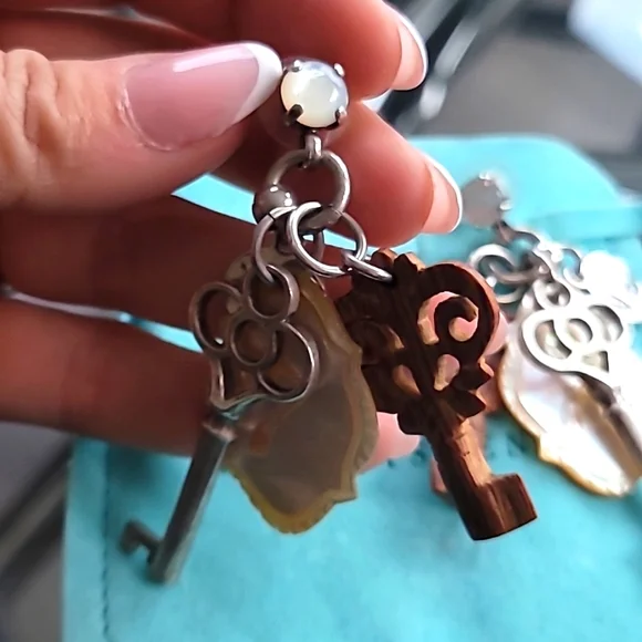 REMINISCENCE KEY EARINGS - Picture 3 of 4